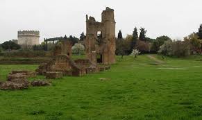 roma7maggio's tweet photo. "Possibile che anche per la strada romana per antonomasia non sia possibile scegliere se non fra i due estremi? Il sito in rovina o l'area archeologica lineare trasformata in un parco delle meraviglie?"
#ManlioLilli 
#Appia #ReginaViarum @ritaparisappia 
https://t.co/kbkdHwvpSb https://t.co/1Qa8K8JErP