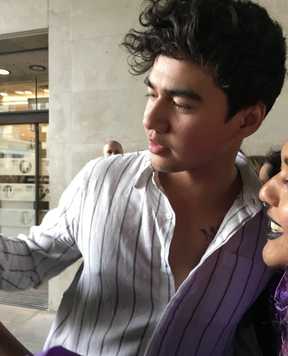 lipring's tweet photo. Calum is the kind of guy stan twitter have a crush on https://t.co/sgaURnbLbi
