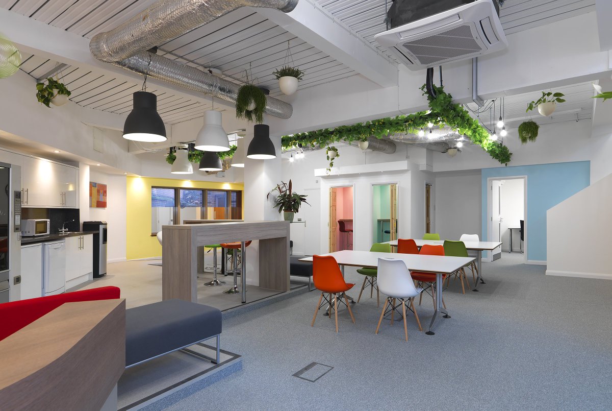 Are you a #freelancer or #startup looking around for a swish, modern space to hot desk? Take a peek at Hub on the Square courtesy of <a href="/PennineWayLtd/">Pennine Way Ltd</a>. You can check it out here: bit.ly/2LOjgAx. #coworking