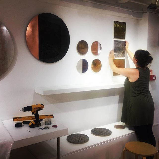Installing metal wall pieces @studiofusiongallerylondon at London’s oxo tower wharf. A walk along the south bank awaits! @thedesignjunction ift.tt/2v3BlRs