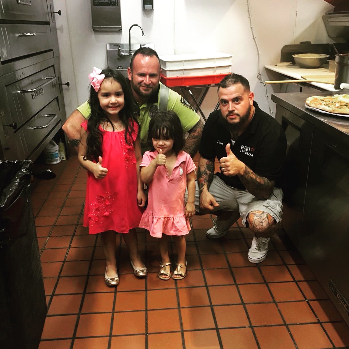 These two little girls waited until Officer Wargo finished lunch at @daves_planetpizza before asking for a picture with him. Officer Wargo agreed and then bought them each a Hello 🐱🍦. #NorwalksFinest #NPD #lesm 👍 😁 @Norwalk_CT @News12CTDesk1 @senatorduff @DVGoldCoast