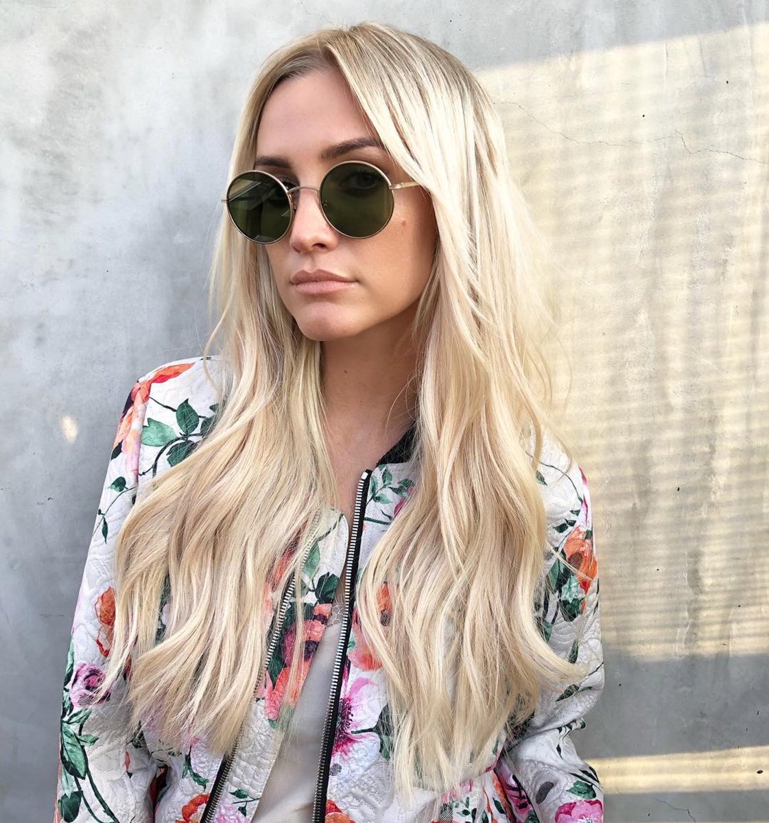 NikkiLee901's tweet image. Currently taking notes on how to be a cool mom!🖤@ashleesimpsonross you are goals! 🙌🏼
#Repost @riawna
・・・
Forever an #IceQueen ❄️👑 @ashleesimpsonross #NineZeroOne #901Girl