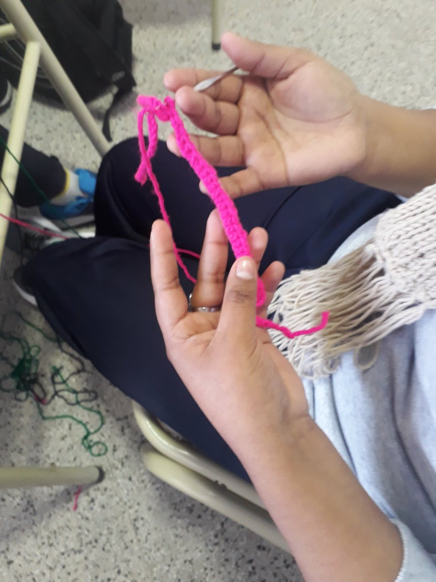 RoaParedesNidi1's tweet photo. #Arte #ESALasPalmas aprendiendo  #tejidoacrochet concentración, Ritmo, agilidad #tejercomoterapia https://t.co/iNJxbd1Dwz