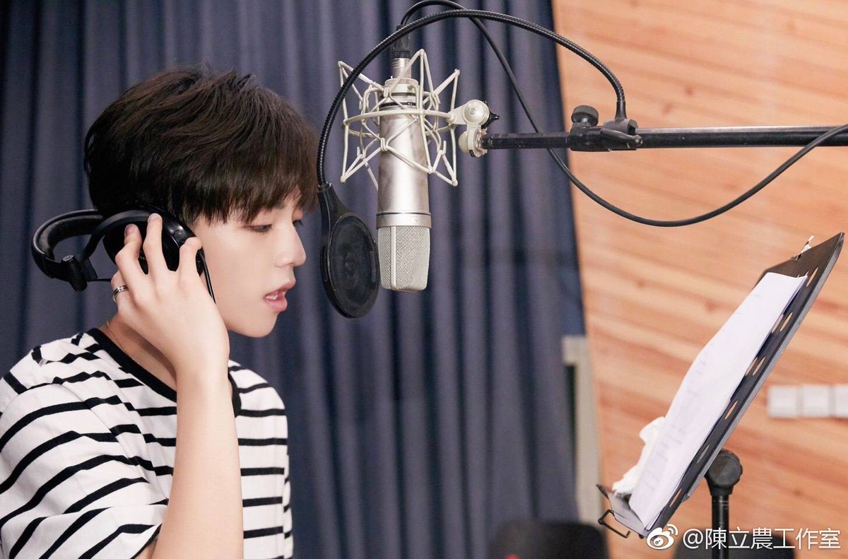 onlylinong's tweet photo. 180731 #陈立农 #ChenLinong office's Weibo update

"After confirming the shadow，it's Chen Linong who works just as passionately in this hot summer！What is he preparing with a face full of focus🤔 Could it be？！Get ready to receive，even more surprises. ​" https://t.co/AMmPubnGsS