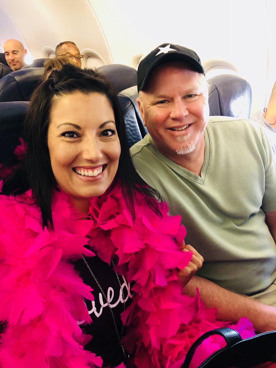 DanielleMillerv's tweet photo. We made it to Vegas!!
 #paparazziconvention #pinkboas
 #blessedbombshell #jewelryjoy #5dollarbling https://t.co/2wpJYpjuUv