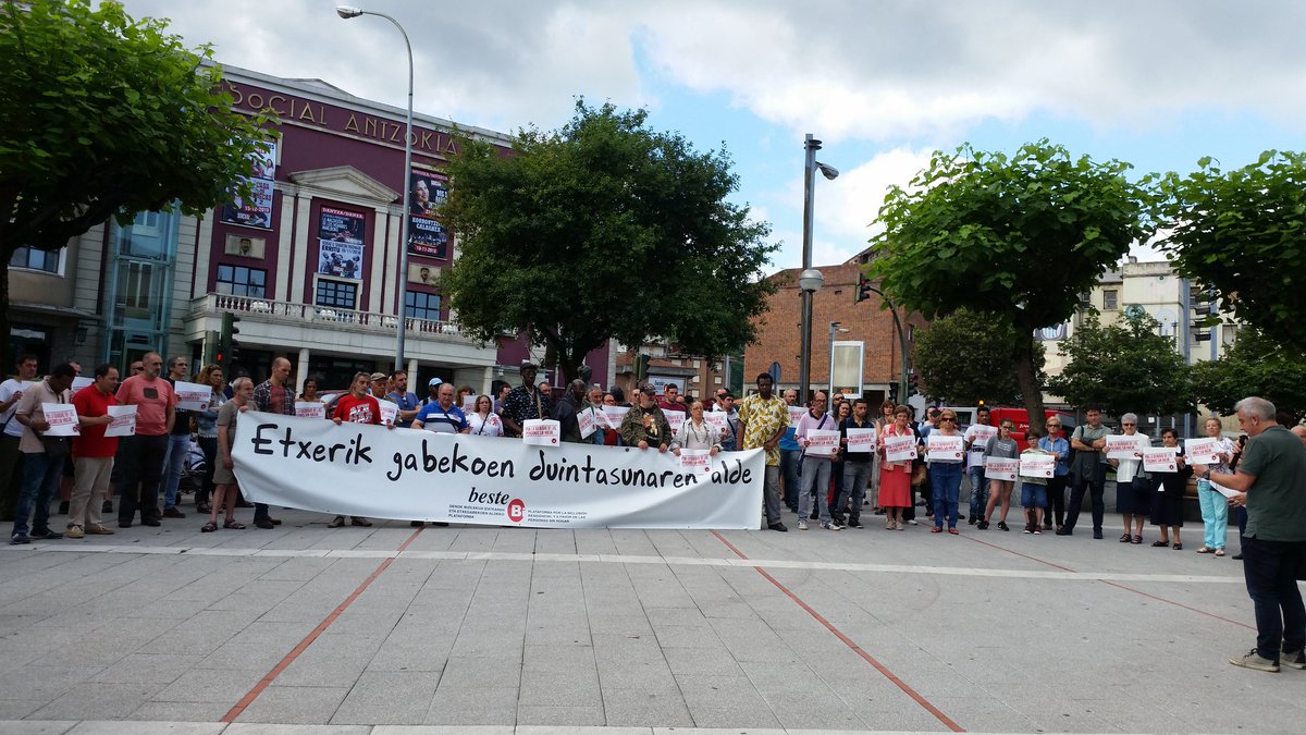 PodemosBasauri's tweet photo. Nos alegra que se abra un centro de día para atender las necesidades de las personas #sinhogar en #basauri. Lo que no puede ser es que se eliminen pisos de acogida sin atender a quienes tienen la necesidad ahora mismo. #personassinhogar   https://t.co/PnXfbppoAm https://t.co/x1s158zBfs