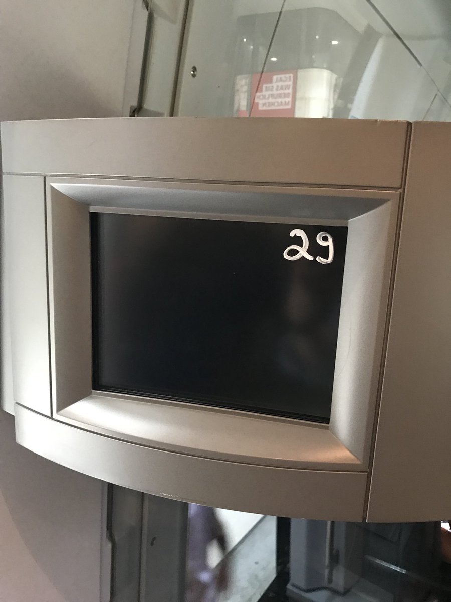 Jet_LaVage's tweet photo. #ICE_109 #Frankfurt #Fernbahnhof: Steve Jobs hatte ein Auto ohne Kennzeichen und war sehr pünktlich. Aber was ist das schon gegen einen ICE ohne Wagenanzeige und sehr spät? Eben! Proud, to be part of it, @DB_Bahn! But wait: wer war der Spielverderber?#ThankYouForBeingInconvenient https://t.co/nMXMuFnp4I