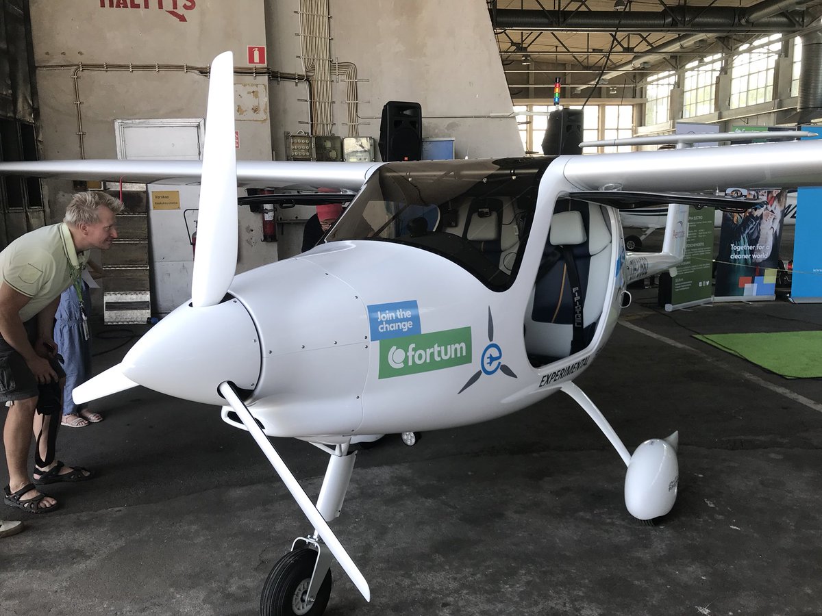 JacekLawrecki's tweet photo. Historia i nowoczesność w jednym hangarze. Dziś w Helsinkach briefing @Fortum i pokaz samolotu elektrycznego. A staruszka dakota odpoczywa po powrocie z Gdańska. #elektromobilność #jointhechange https://t.co/s27y2imHBe
