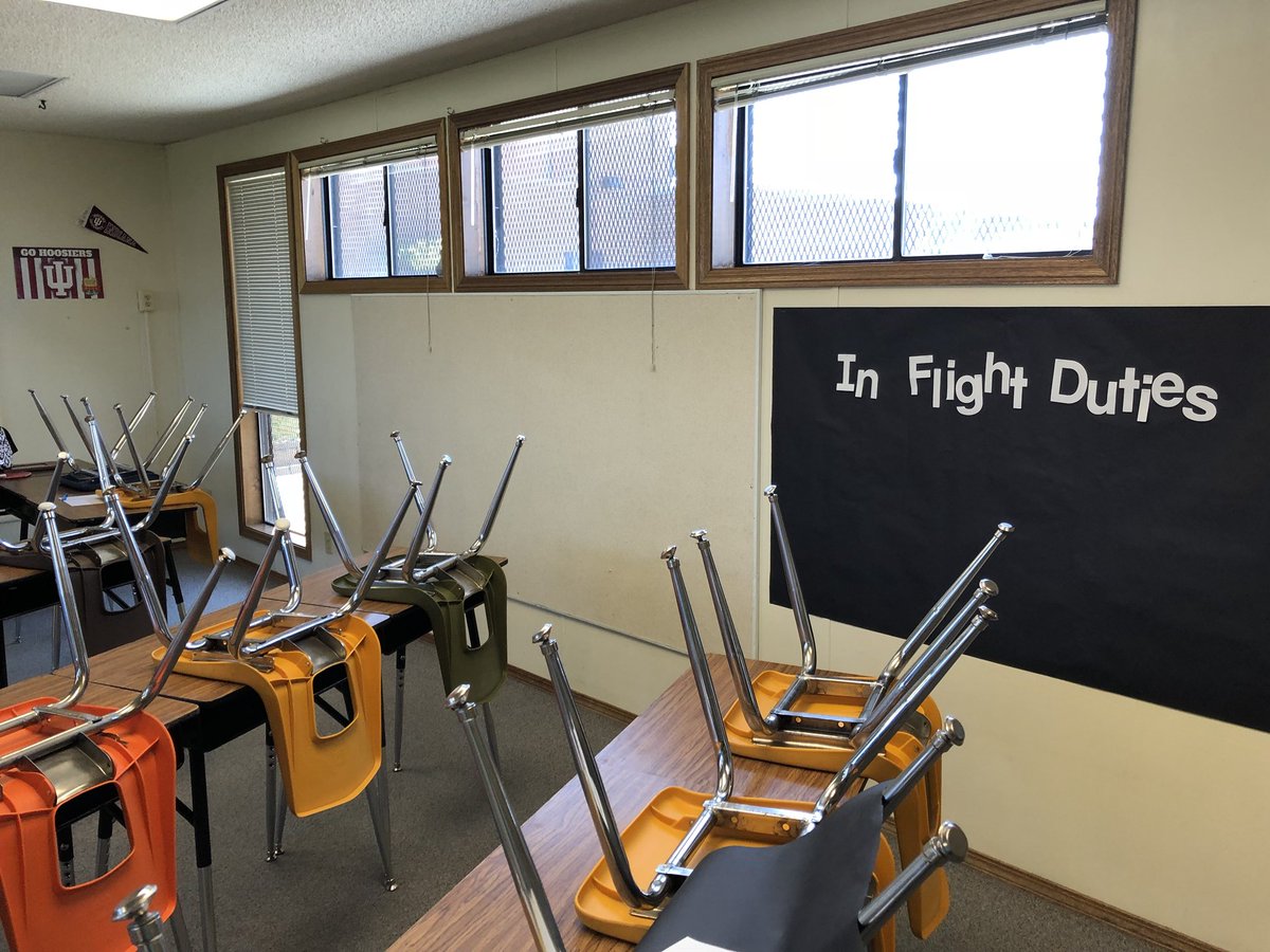 BeccaTessarolo's tweet photo. Walked into my first very own classroom today...nothing’s more overwhelmingly exciting than a fresh new class! #DreamsComeTrue #FirstYearTeacher #SettingUpTheClass #fourthgrade https://t.co/2N1tvhLjUQ