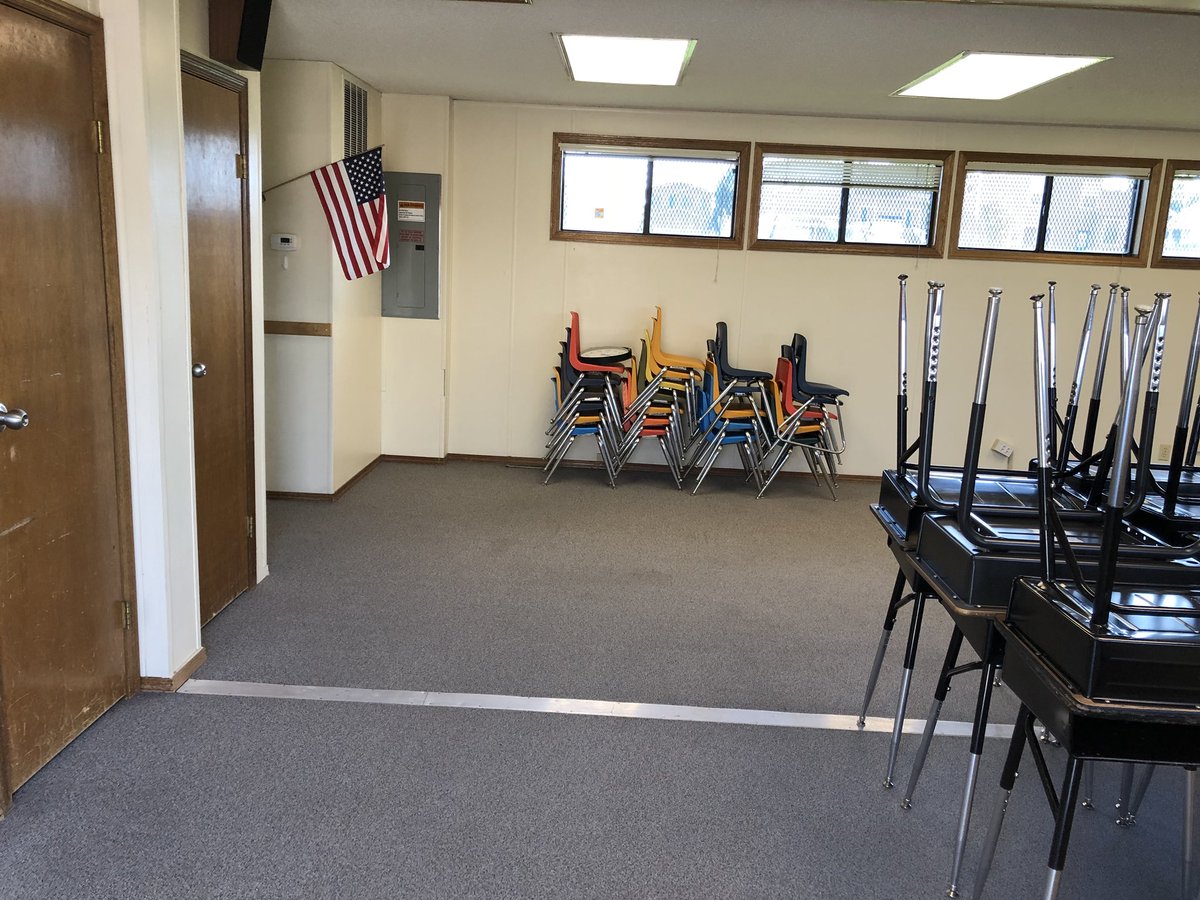 BeccaTessarolo's tweet photo. Walked into my first very own classroom today...nothing’s more overwhelmingly exciting than a fresh new class! #DreamsComeTrue #FirstYearTeacher #SettingUpTheClass #fourthgrade https://t.co/2N1tvhLjUQ