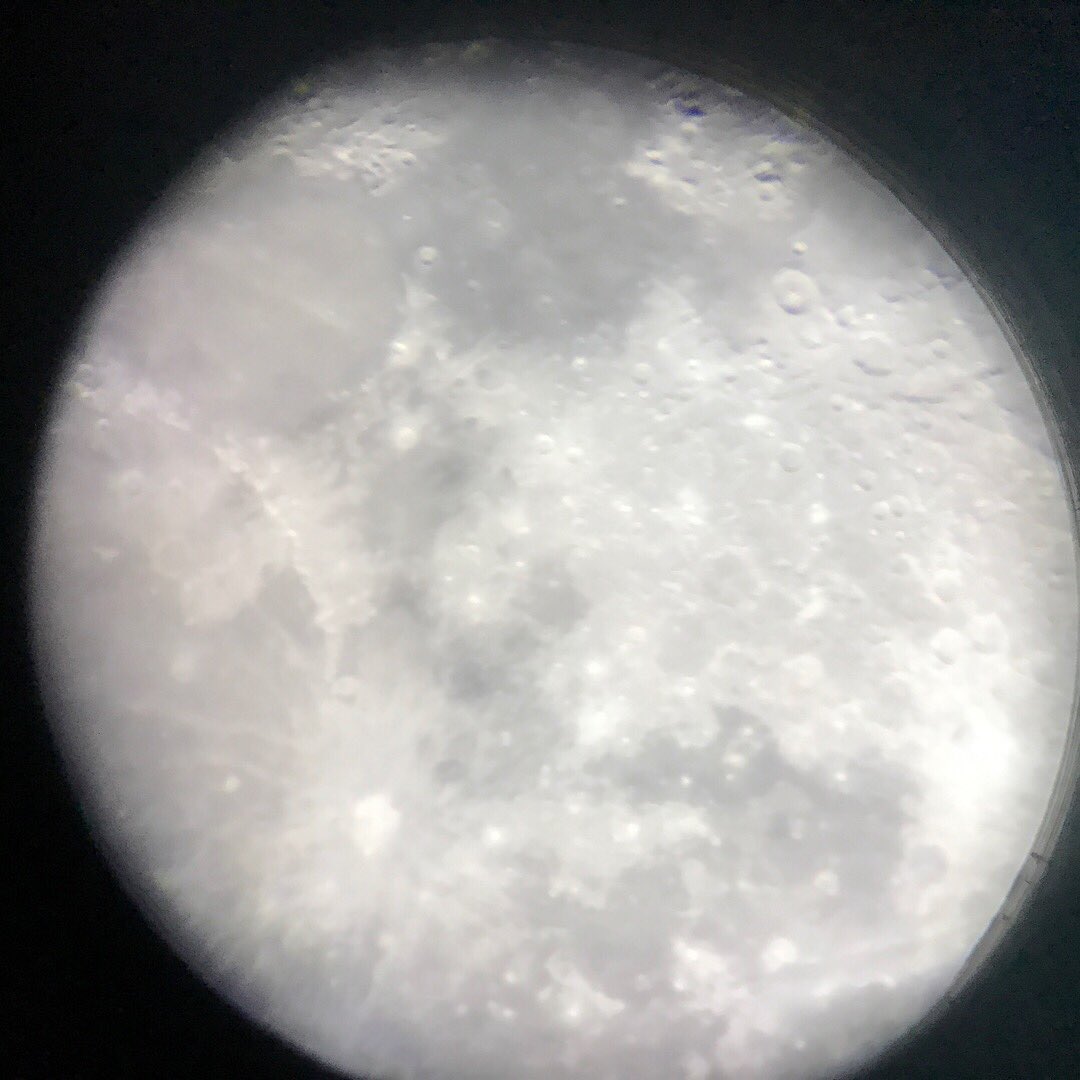 risabro's tweet photo. 驚いたことに、我が家にもあったよ望遠鏡・・。しかし赤道儀なしで火星の観測は思ったよりも難しくて、思ったよりもデッカく見えなくて、ただのオレンジの丸だったorz でも楽しいなー！ #astronomicalobservation #telescope #moon #crators #mars #closestapproach https://t.co/BRCSvXEv97