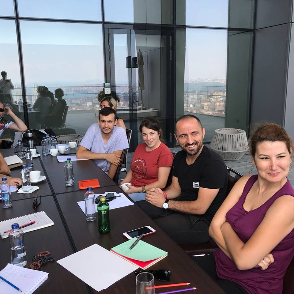 Mindfulness Alliance'ın Avusturya'da hazırladığı ve Mindfulness Academy'nin ev sahipliği yaptığı Mindfulness Modern Eğitmenlik Eğitimi tüm hızıyla sürüyor. 2 modülü geride bırakan eğitmen adaylarımızdan selamımız var. 😊