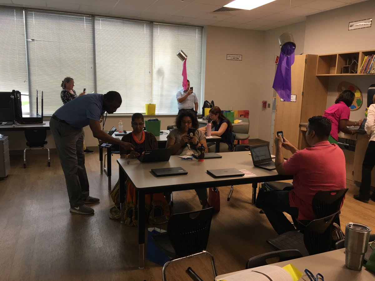 bhuertas80's tweet image. Teachers practicing recording ⁦@Flipgrid⁩ #disdtechnology