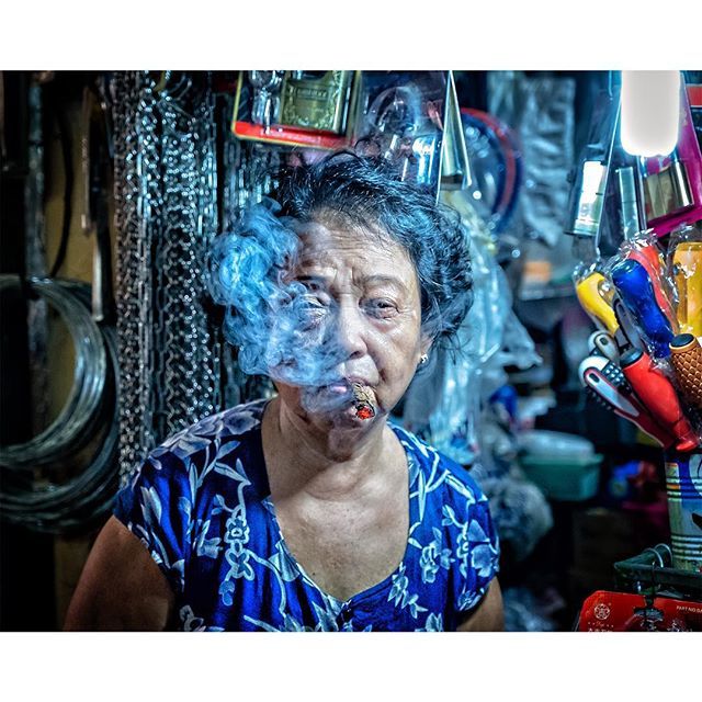 #portrait #markettrader #market #indoormarket #diy #stall #cigar #cigarsmoker #smoker #smoking #portraitphotographer #portraitphotography #streetphotographer #streetphotography #fuji_filmstreet #fujifilmglobal #hoian #vietnam #fujifilm #fujifilmxt2 #xt2 … ift.tt/2LJcHAc