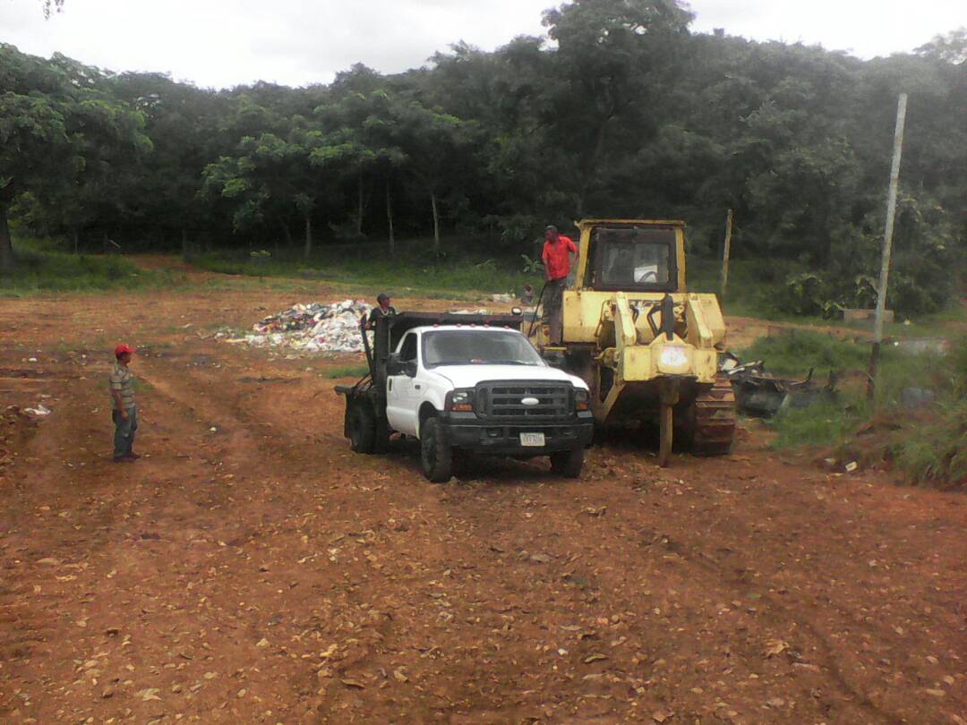 ESINSEPSA's tweet image. Nuestros trabajadores de taller central realizan mantenimiento preventivo a la maquinaria D11, para continuar los trabajos en el vertedero municipal de Guanare #PortuguesaPotencia @NicolasMaduro