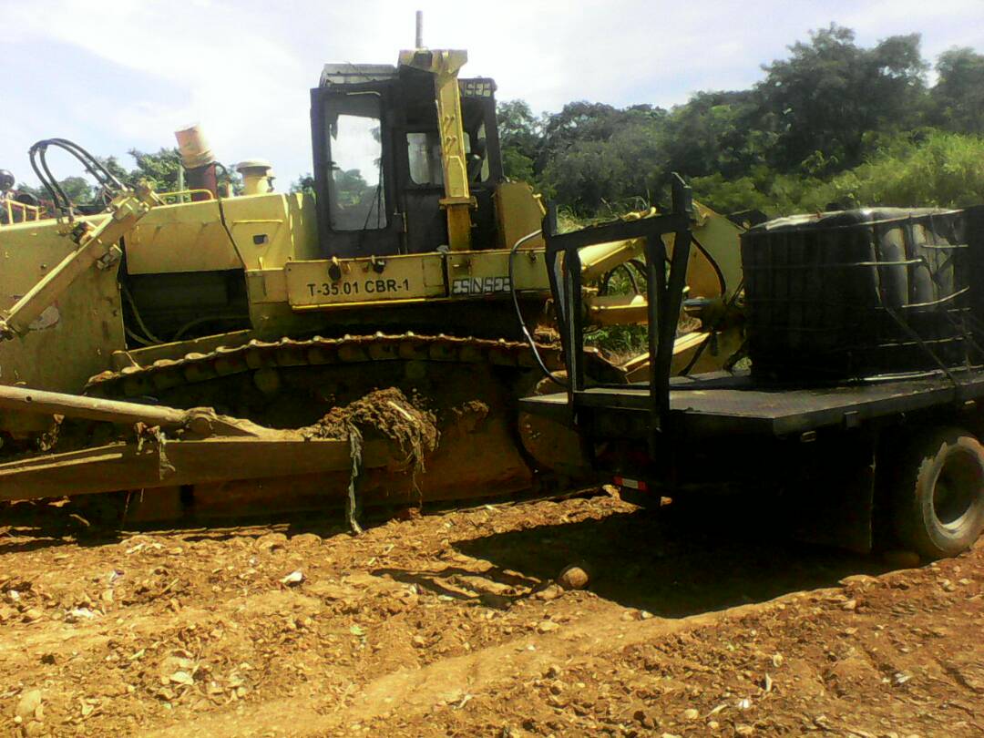 ESINSEPSA's tweet image. Nuestros trabajadores de taller central realizan mantenimiento preventivo a la maquinaria D11, para continuar los trabajos en el vertedero municipal de Guanare #PortuguesaPotencia @NicolasMaduro