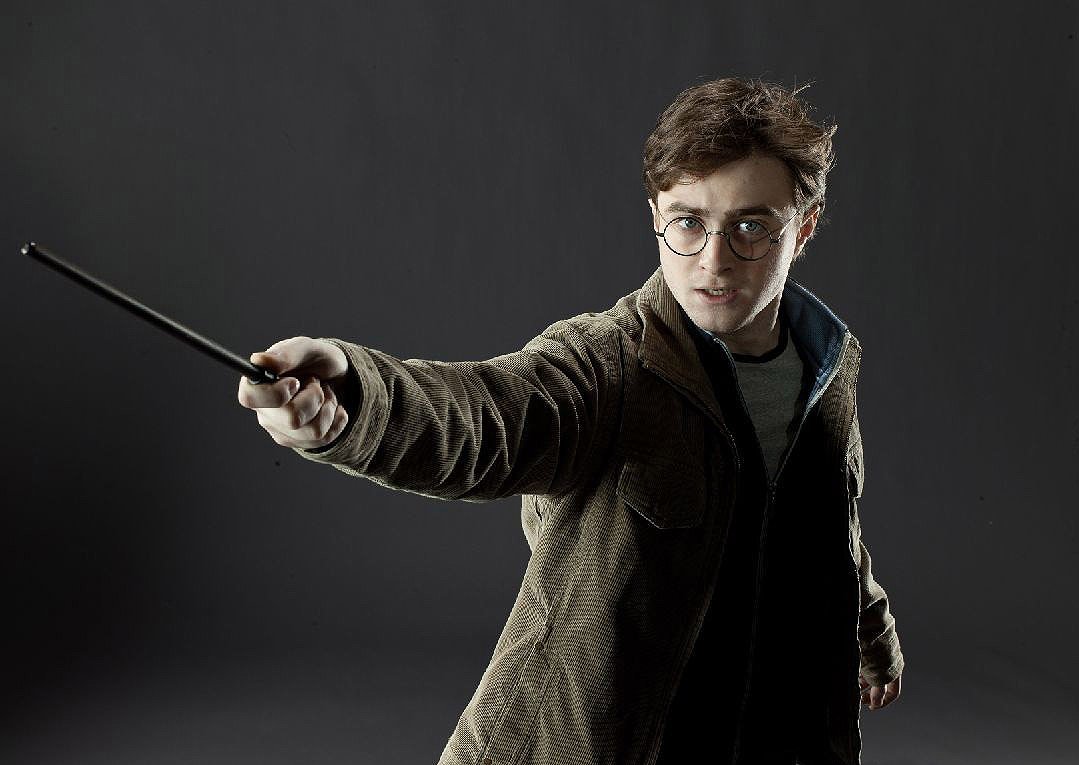 SnitchSeeker's tweet photo. Happy 38th birthday to the Boy Who Lived, Harry Potter! #HappyBirthdayHarryPotter https://t.co/YqyZ3DYk47 https://t.co/xaogYW4arA