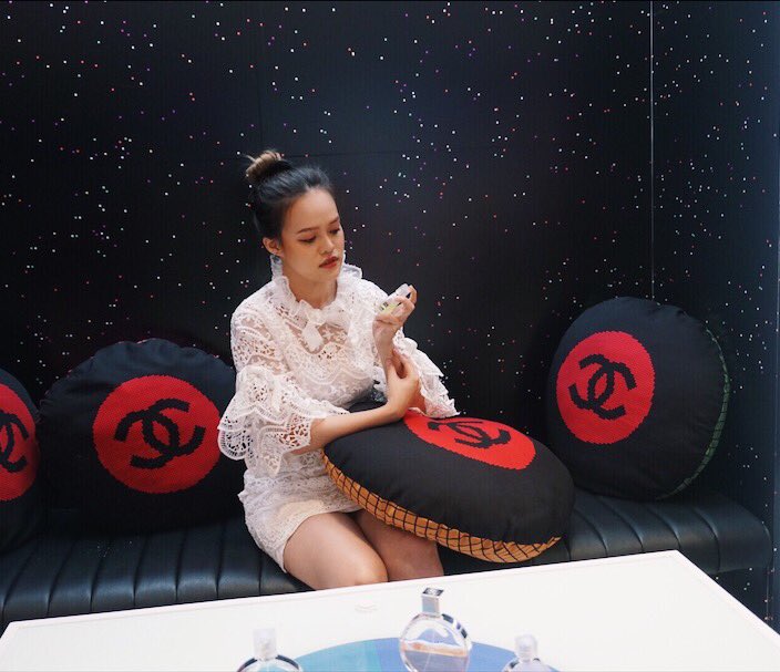 chisaniti's tweet photo. เมื่อวานชิสาได้มีโอกาสมางาน COCO GAME CENTER ตัวงานจัดเป็น เกมส์ตู้สมัยก่อน คิดถึงตอนเด็กๆที่เล่นตู้มากๆ
ซึ่งมีให้เล่นจริงๆ และเล่นจริงจังมาก ในงานก็จะมีสินค้า เครื่องสำอาง น้ำหอม สกินแคร์ มาให้เทสกัน
ขอบคุณ CHANEL มากๆนะค่ะสำหรับกิจกรรมดีๆ
#cocogamecenter https://t.co/2n7yQVxEyS
