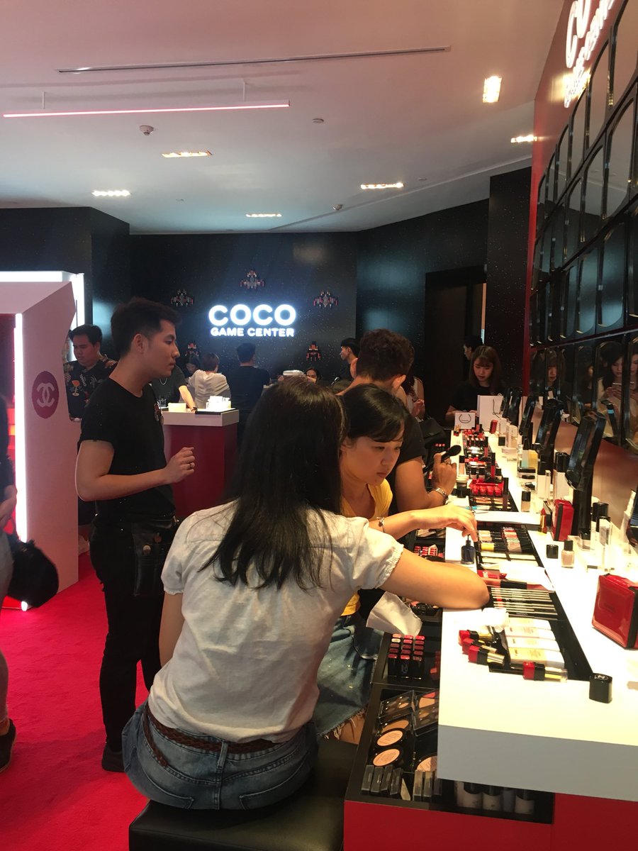 chisaniti's tweet photo. เมื่อวานชิสาได้มีโอกาสมางาน COCO GAME CENTER ตัวงานจัดเป็น เกมส์ตู้สมัยก่อน คิดถึงตอนเด็กๆที่เล่นตู้มากๆ
ซึ่งมีให้เล่นจริงๆ และเล่นจริงจังมาก ในงานก็จะมีสินค้า เครื่องสำอาง น้ำหอม สกินแคร์ มาให้เทสกัน
ขอบคุณ CHANEL มากๆนะค่ะสำหรับกิจกรรมดีๆ
#cocogamecenter https://t.co/2n7yQVxEyS