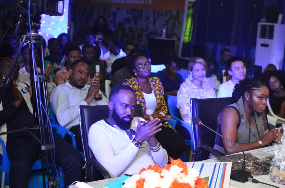TECNOMobileNG's tweet image. Rewarding the fans, more pitches and lots more. #Spark2LightUp #LightUpYourDream2018