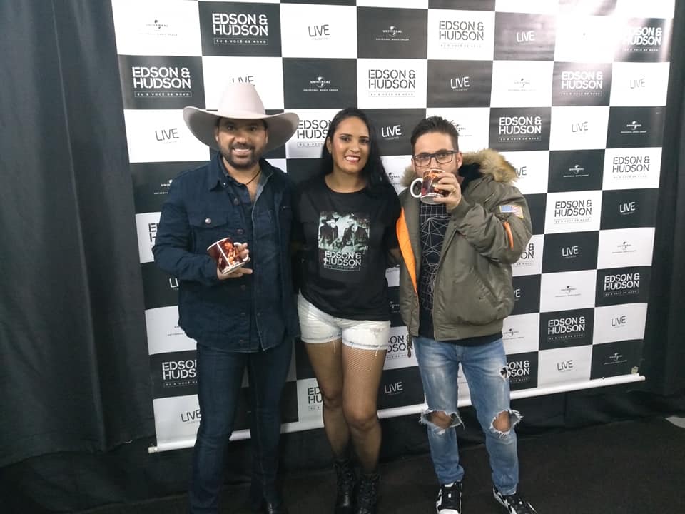 Shirlenerigolon's tweet photo. Olha nós na telinha da @recordtvoficial Aossss Mininuuuuussss 
#balancogeral #gotino #edsonehudson #recordtv https://t.co/CXQvVmx8ze