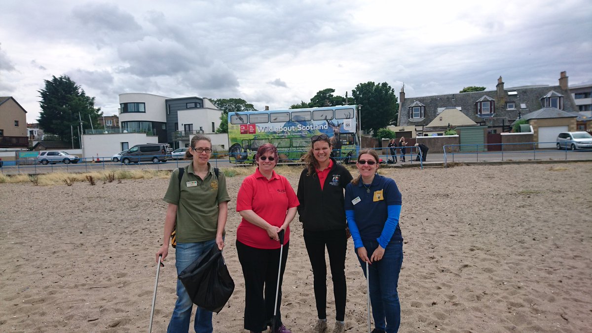 Krazykitty83's tweet photo. Had a great time beach cleaning this morning, down at Fisherrow Harbour with the @rzss #GreenTeam & @WildaboutScot #Pawsvsplastic #GREENPAWPRINTS #STOPthePlasticTide https://t.co/QGhC2ndDGO