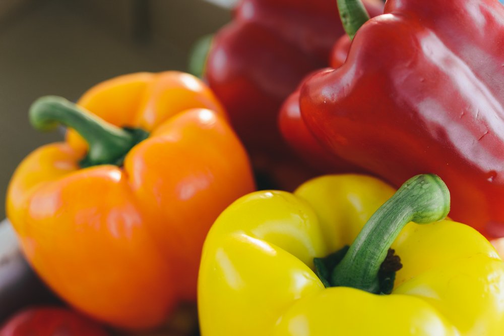 FoodlandOnt's tweet photo. Finely chop Ontario field peppers, they make a tasty pizza garnish or omelette filling. Or simmer them with tomatoes, onions and eggplant to make a vegetable stew. #loveONTfood https://t.co/W1z5keRgSj
