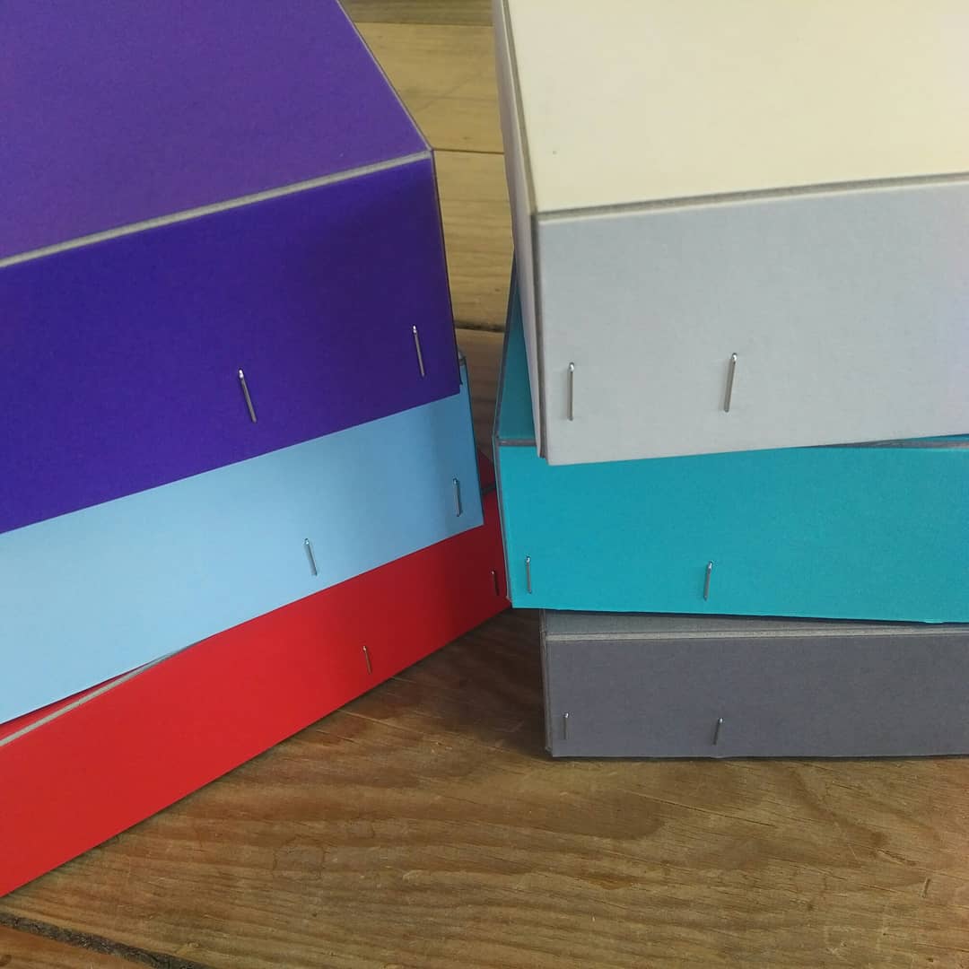 W_Mac_GiftBoxes's tweet photo. "Posh" wire stitched boxes! Greyboard lined with @gfsmithpapers Colorplan, die cut with scored edges so you can see the grey raw edge which is a great little detail! #packaging #packagingideas #boxes #wirestitched #Colorplan #gfsmith #madeinlondon https://t.co/YP5pGjclhf