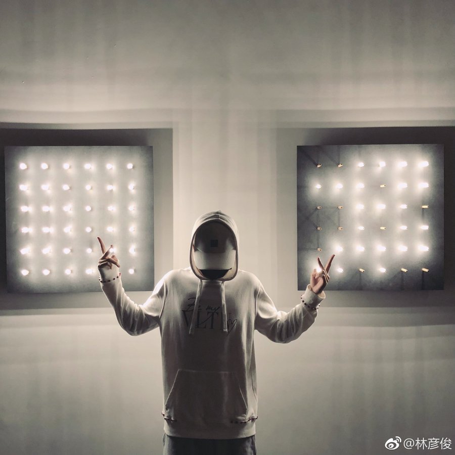 withyanjuns's tweet photo. yanjun i literally cannot see your face in any of these pictures you have such a good face and for why https://t.co/QVzlg8uG2q