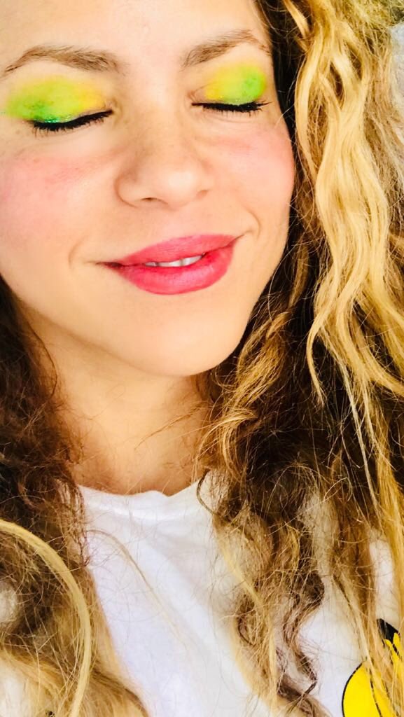 gidsel Glamour På jorden Shakira on Twitter: "Playing with makeup in my very little spare time  before I resume my tour! Shak https://t.co/vFJGo6nuEV" / Twitter