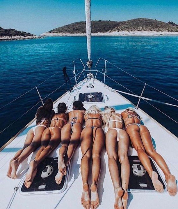 CaliSunLotion's tweet photo. Feeling cheeky? #😁 #bronzebabes #vacationmood #bikinitime #bikinibabe #bikinicrew #alwaystanning #beachlife #boatlife #newportbeach #lagunabeach #yachtgoals #calisun https://t.co/tvCbpFFikB https://t.co/AvSruMNGUq