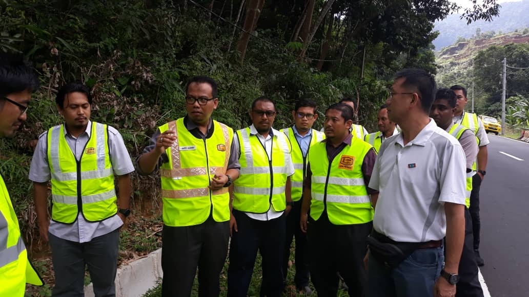 ck8_ckc's tweet photo. Lawatan tapak @CerunJKR ke laluan FT059 Jalan Tapah - Ringlet bersama @MOWorks, @CSFJ_JKR &amp; @JKRTAPAH untuk meninjau aduan penduduk tempatan terhadap kerosakan jalan &amp; cerun. @MejIrTajul https://t.co/IRxhAXR2SY