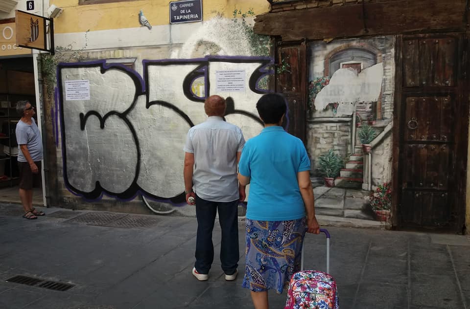 valenciaenbici's tweet photo. Segundo ataque vandálico al "mural de la bicicleta" de la calle Tapinería 
(Ciutat Vella. València) Una auténtica lástima 😢 https://t.co/ifK7qeFqzx