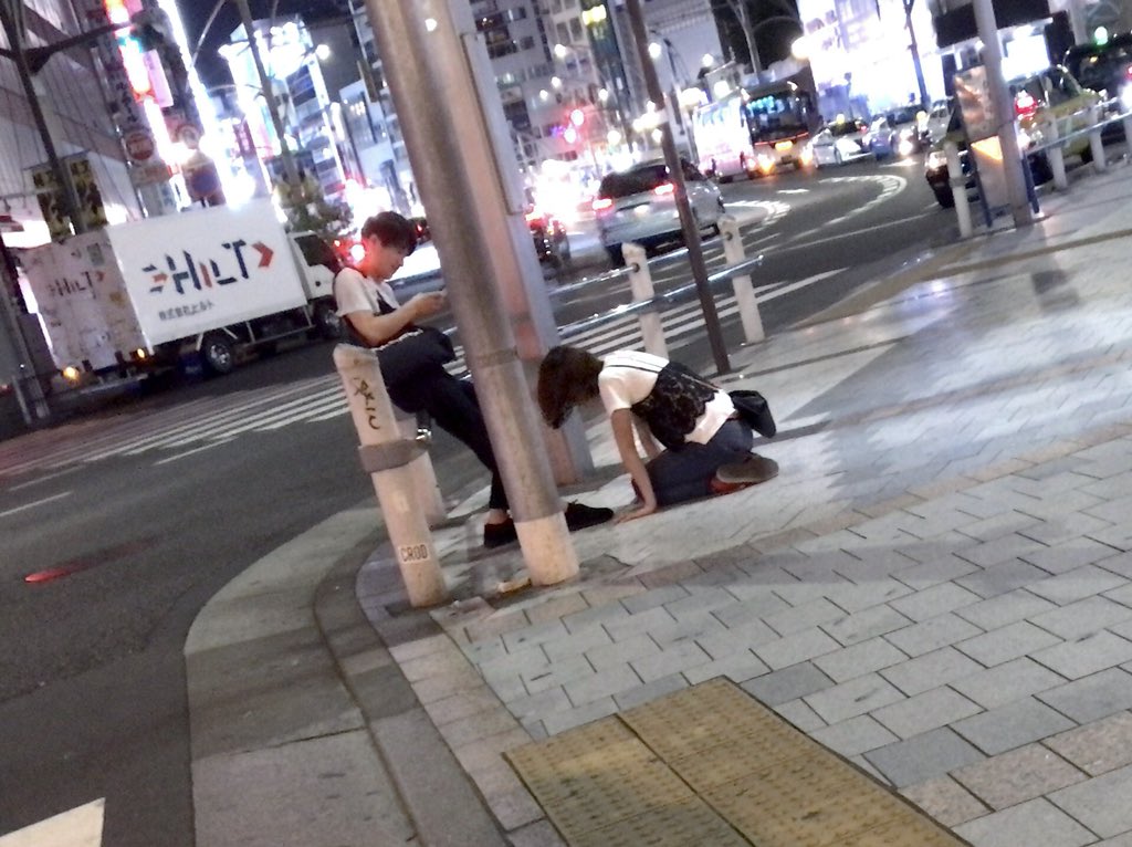 東京の路上で女性が土下座する画像