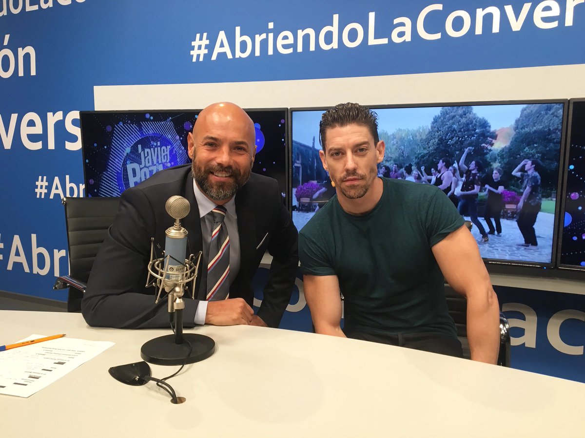 pozainforma's tweet image. #AlAire @Adrian_Lastra con @javierpoza hablando de la segunda temporada de #velvetcollection