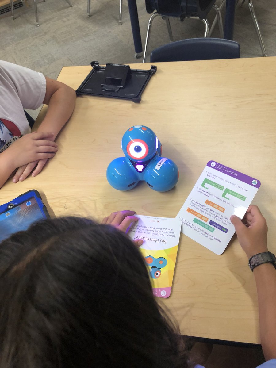 ms_sommers's tweet photo. Full STEAM ahead on day ✌🏼 with a student created pledge! @scdsbSL @OntarioSLP #scdsbcodes https://t.co/vSekH25okk