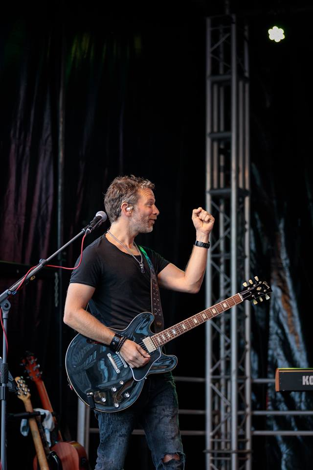 ArtistCapitol's tweet image. De @NoordZuidlijn is afgelopen zaterdag 21 juli eindelijk officieel geopend en dat moest natuurlijk gevierd worden! Onze eigen coverband @TheTourMusic droeg bij aan een feestelijke opening van de Noord/Zuidlijn op Station Vijzelgracht.