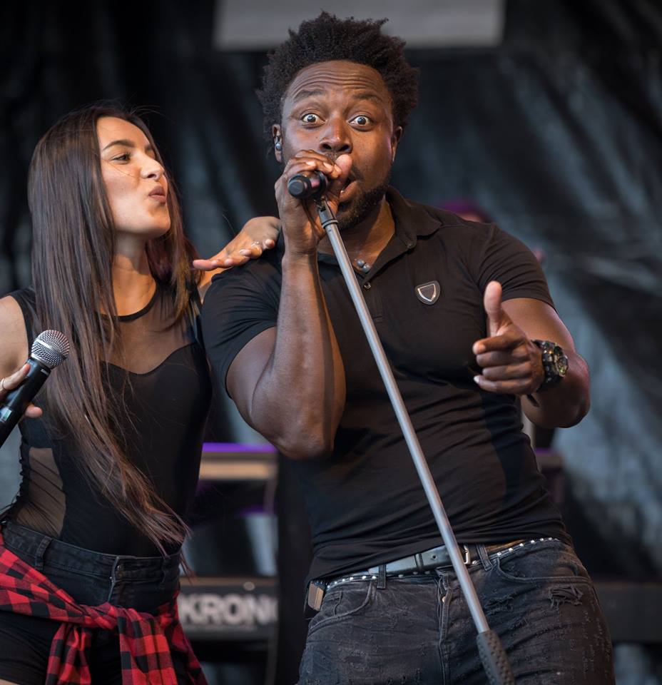 ArtistCapitol's tweet image. De @NoordZuidlijn is afgelopen zaterdag 21 juli eindelijk officieel geopend en dat moest natuurlijk gevierd worden! Onze eigen coverband @TheTourMusic droeg bij aan een feestelijke opening van de Noord/Zuidlijn op Station Vijzelgracht.