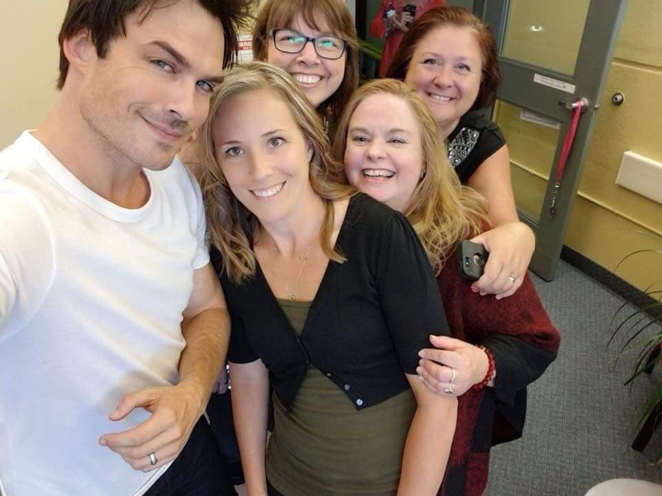 IanSBRA's tweet photo. Ian Somerhalder com fãs no set de V-Wars. https://t.co/g4DXsDhzzm