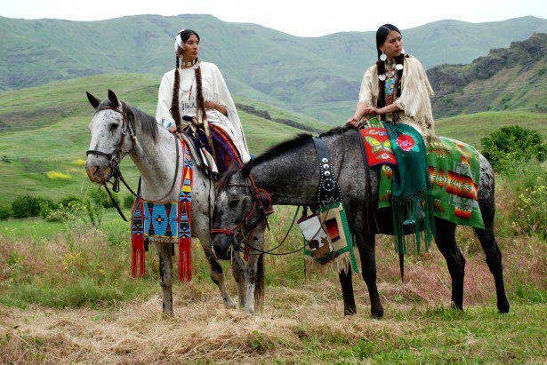 Trumenza's tweet photo. Waphiya Winyana, Female Healer. 
Old Ones say the Native American women will lead the healing among the tribes. Inside them are the powers of love and strength given by the Moon and the Earth. It is the women who sings the songs of strength. She is the backbone of the people. https://t.co/fmbBTP4M95