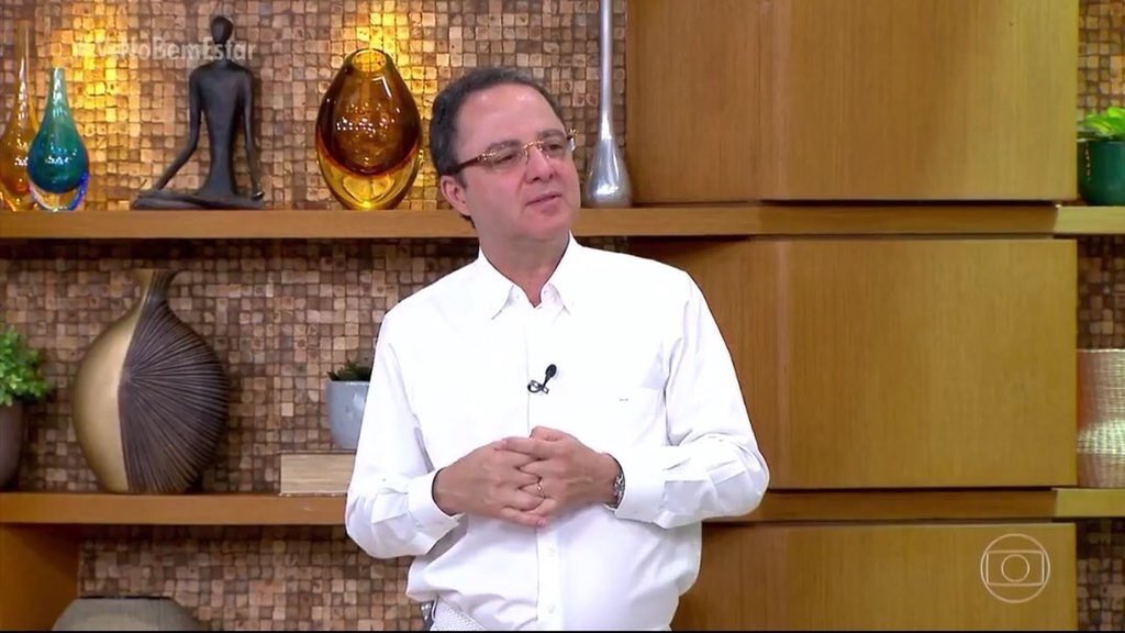 tuofics's tweet photo. Eu falando de fics com os meus amigos X Os meus amigos me escutando falar sobre fics: https://t.co/9gOIiGsXU4