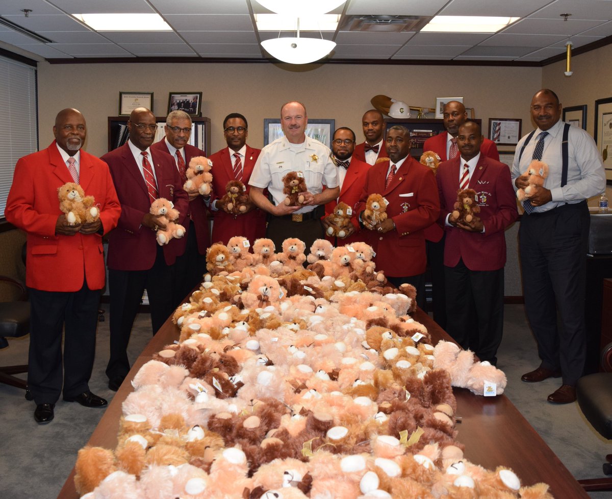 PGSheriff_PIO's tweet photo. Kappa Alpha Psi joins PGSO's "Teddy Bear" Partnership to help children affected by Domestic Violence #PGSOisEverywhere @kapsi1911 
https://t.co/v7wawuE34G https://t.co/ZGRLqGSFVq