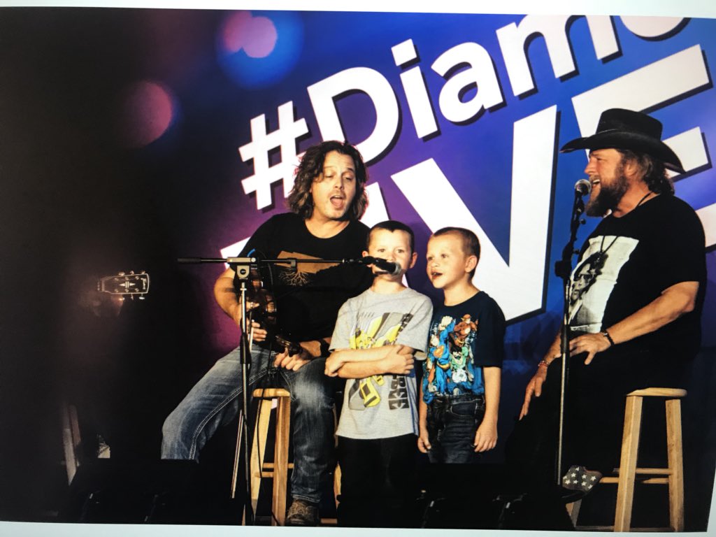 Big thank you to our @diamondresorts #VirginiaFamily team for delivering a world-class concert performance last night, featuring @coltford @cole_phillips @JustinDavidSite @SpankyDynamite. Amazing crew 👏👏🎉 @aviationmuseum