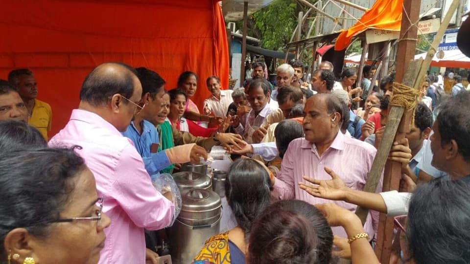 misadasarvankar's tweet photo. अंगारकी संकष्टी चतुर्थी निमित्त श्री सिद्धीविनायक मंदिराकडे जाणार्या भाविकांना चहा व राजगिरा लाडुचे वाटप... #Angarika 🙏 https://t.co/wLaHkLffbQ