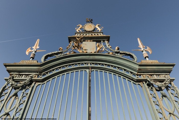 leCMN's tweet photo. C’est du propre ! La restauration du portail du château de #Maisons a démarré ! Il a déjà été désassemblé et décapé par pré-sablage pour obtenir la ferronnerie à nu. #MaPierre https://t.co/bvjl6pulGr https://t.co/0YFCqkn2Jt