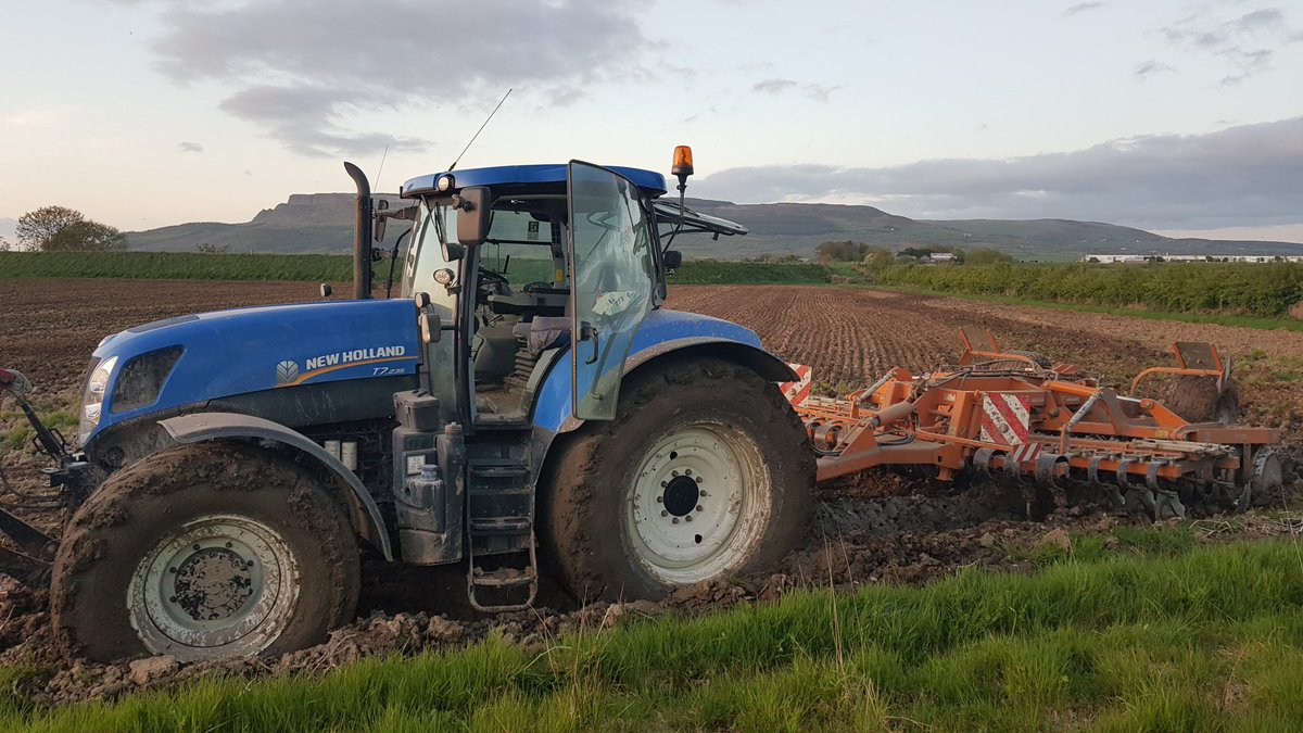 ImageryAr's tweet photo. Well it's a dry field he said no wet spots he said 🤣🤣 @NHAG_UKandROI finding the soft spot and well the rest is history the new @MichelinAgriUK multibibs was no use when it's this wet and deep but in the dry couldn't fault them at all transformed this tractor #michelin https://t.co/hFUK9XoYiA