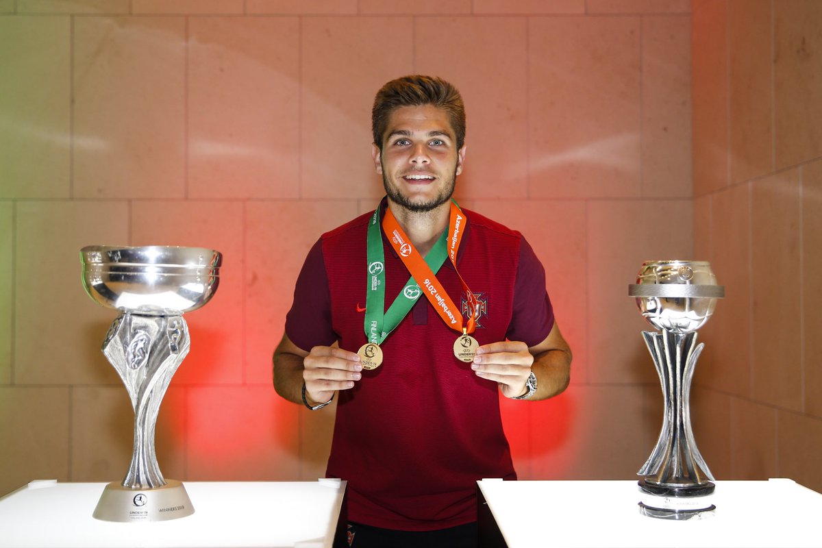queiras3's tweet photo. Uma foto que representa tudo, representa PORTUGAL 🇵🇹🥇 https://t.co/D4D4UfAjxw