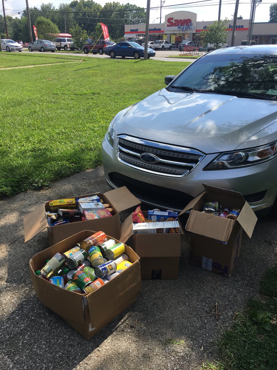 LMPD's tweet image. Thanks to Kentucky Harvest for their recent food donation to assist a local family affected by a recent homicide! These boxes were delivered to the family by the LMPD Homicide Unit. #LMPD #CourageAndCommitment #OurLouisville