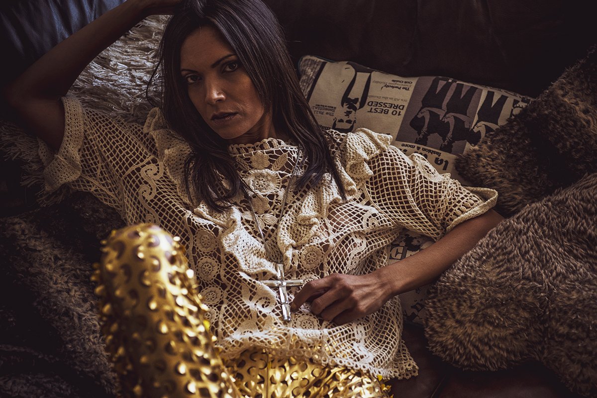 ShaneFinnProTog's tweet image. One of our in-house models at @VOUZ_Magazine  mature model Julia @Aristopaws #fashion #model #over40s #beauty #style #photographer #commercialphotographer #gold #modeling