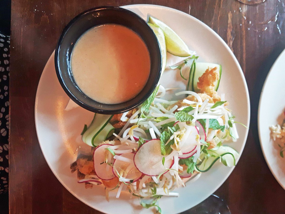 barlelab's tweet image. Quand on mélange bonheur et manger, ça donne ça : calmars et artichauts frits, salade de concombre, roquette et basilic thaï avec sauce babeurre concombre et aneth 🌿🦑🥒
On vous jure, c'est pas juste beau... c'est excessivement BON aussi!
#barlab #manger #barlabqds